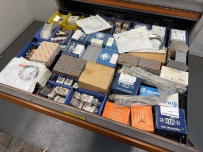 Drawer cabinet with contents - Image 9