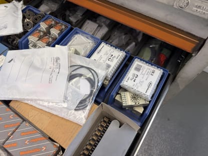 Schubladenschrank mit Inhalt - Image 18