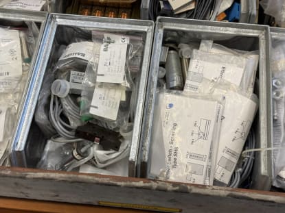 Drawer cabinet with contents - Image 26