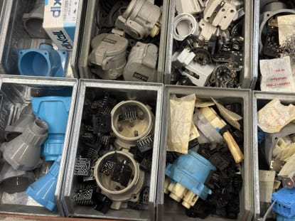 Drawer cabinet with contents - Image 32