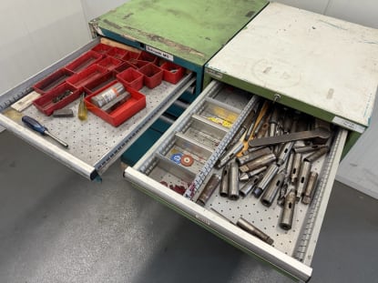 2 Schubladenschränke mit Inhalt - Image 2