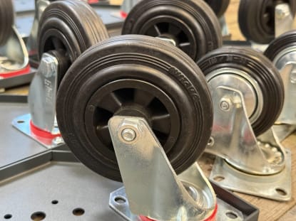 Lot of Heavy-Duty Swivel Castor Plates - Image 3