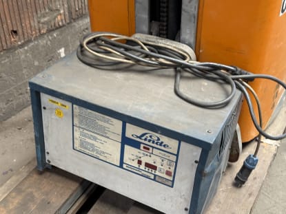Electric high lift truck + charger - Image 4