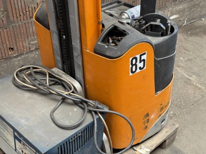 Electric high lift truck + charger - Image 5