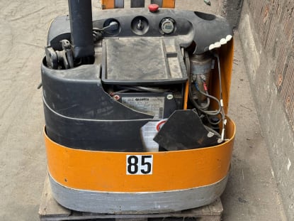 Electric high lift truck + charger - Image 6