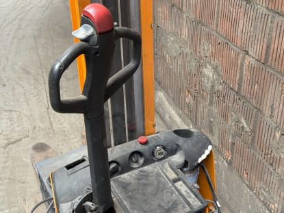 Electric high lift truck + charger - Image 7