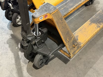 3 hand pallet trucks - Image 24