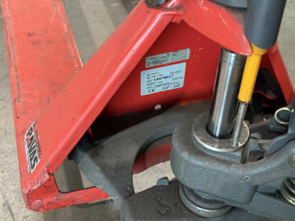 3 hand pallet trucks - Image 9