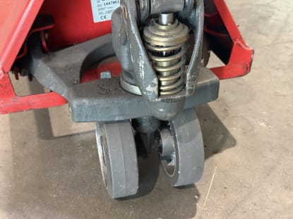 3 hand pallet trucks - Image 12