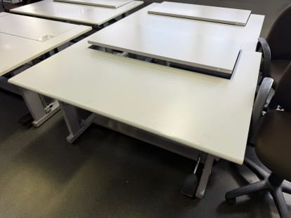 ORG-DELTA manuell höhenverstellbare Schreibtische mit 4 Stühlen - Image 2