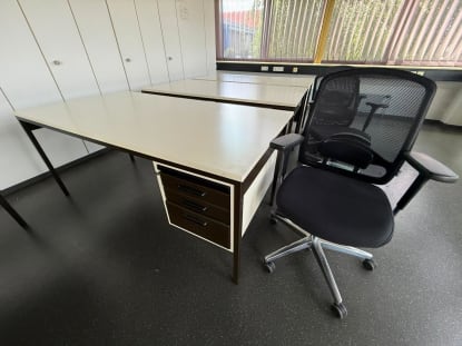 Desks with integrated drawer units - Image 4