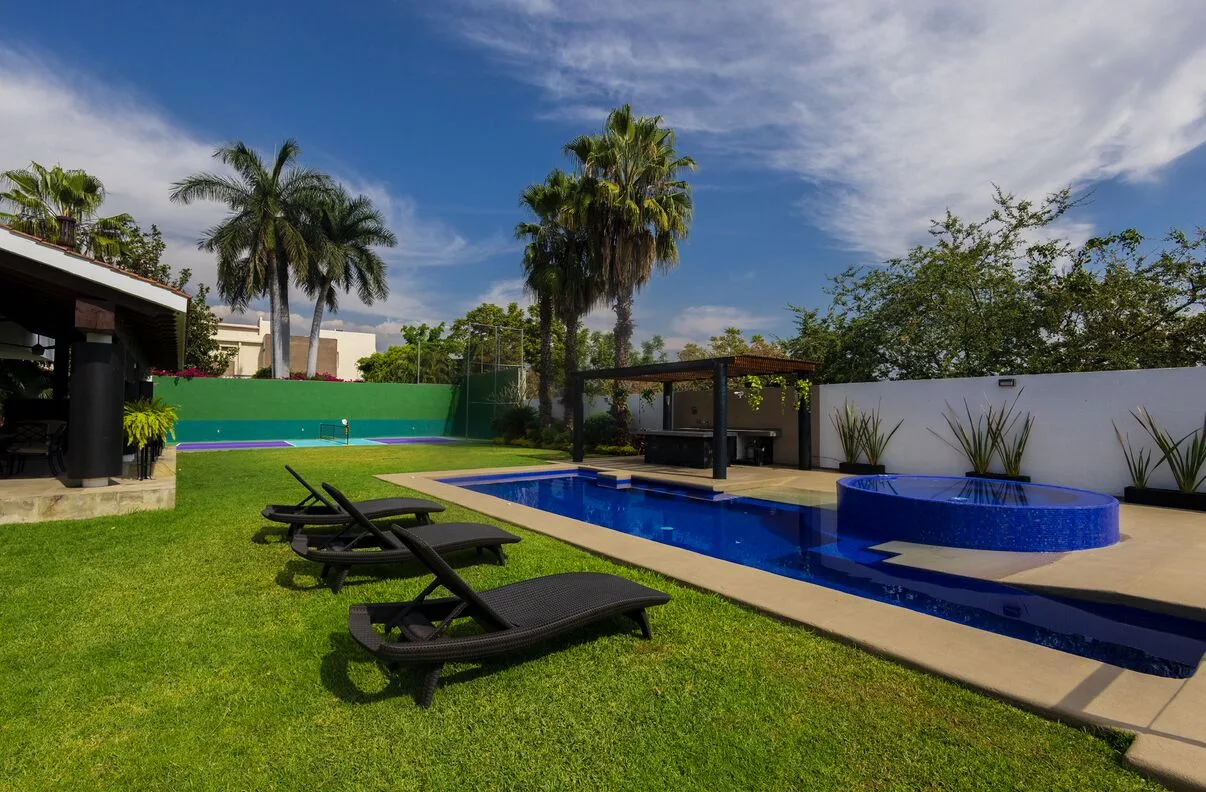 Luxury home in Cuernavaca with pool, jacuzzi, steam room and pickleball court photo