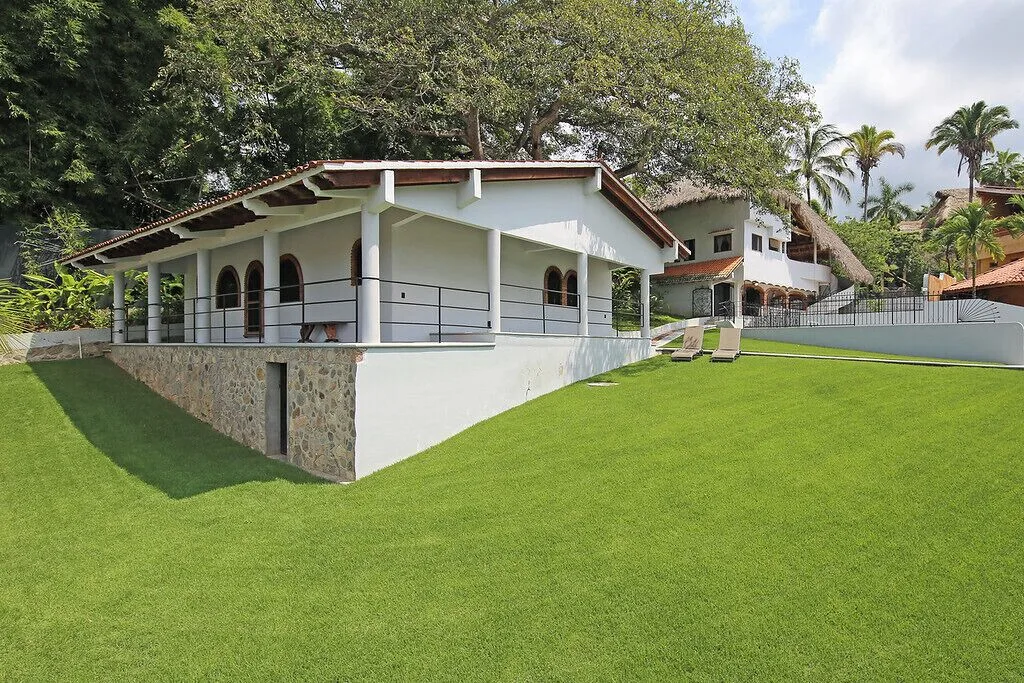 Charming casita. Private, secure with pickle ball and basketball half-court. photo