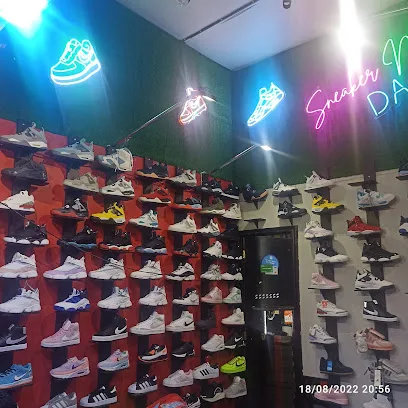 Sneaker Nationala DAJ photo