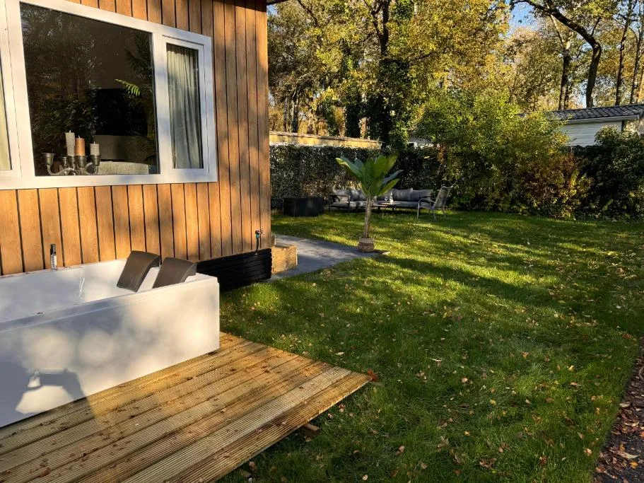 VELUWSHOF HOENDERLOO VAKANTES luxe chalets with PRIVATE GARDEN - SwimmingPool Tennis Court Bowling S photo