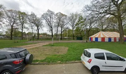 Basketbalveld en voetbalveld en tafeltennis photo