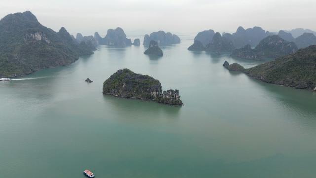 Đảo đá vôi nhô lên mặt nước xanh lục vịnh Hạ Long — cảm giác cảnh quan khi kết hợp thêm điểm ngoài tuyến lõi