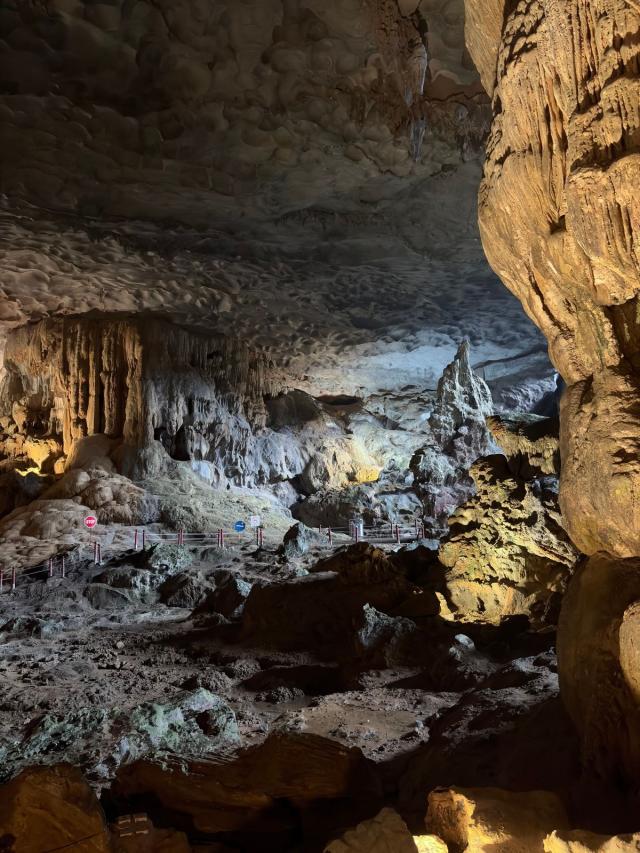 Hang Sửng Sốt