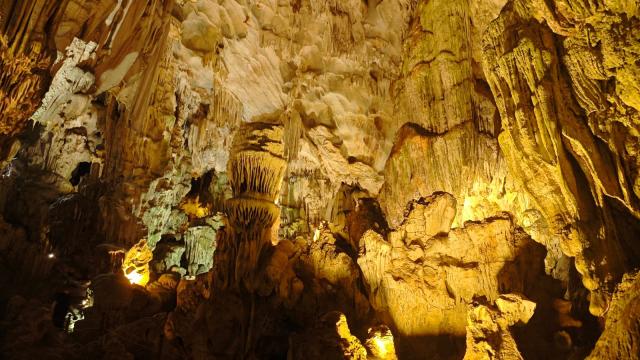 Hang động trên vịnh