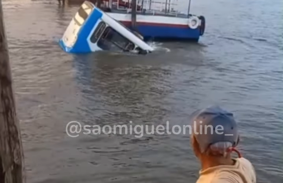 Ônibus cai em rio no Porto de São Francisco, em Barcarena