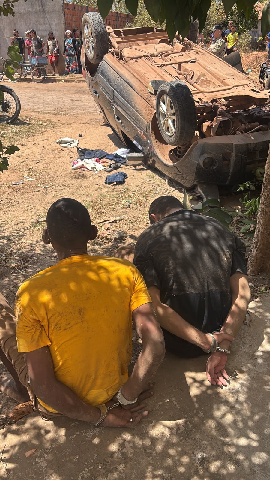 Trio é preso suspeito de roubar loja de roupas em Sítio Novo