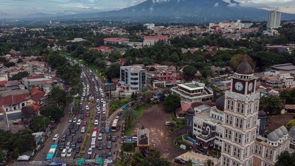 Arus Lalin ke Puncak Bogor Meningkat Arus Lalin ke Puncak Bogor Meningkat