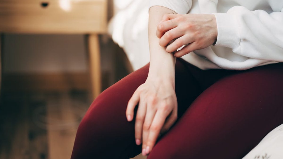Dermatologists explain what itchy skin means - itchy skin
