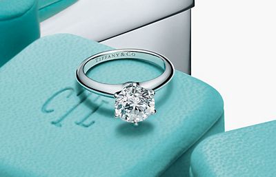 Ways to propose to a fitness guru (lab grown engagement rings)