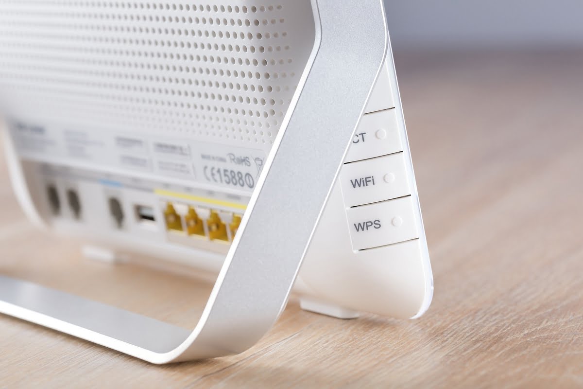 Choosing between wired & wireless broadband connection for your home