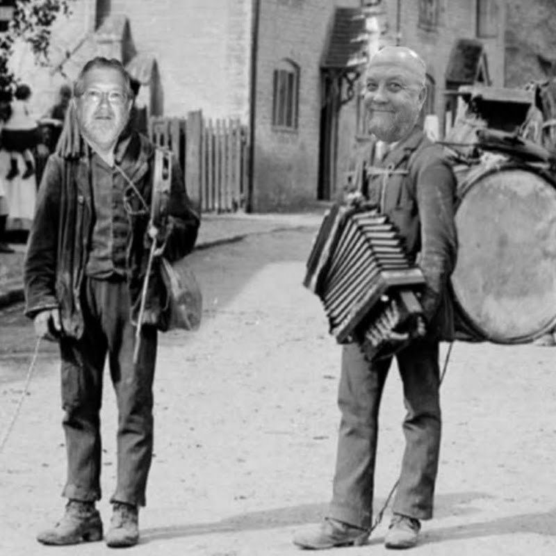 Courtyard Crooners