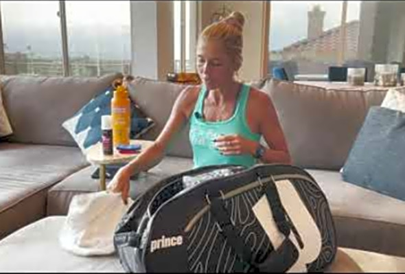 What&#039;s in Simone Jardim&#039;s bag?