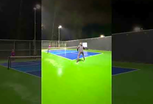 Pickleball game women versus man #pickleball #tennis #tenniscourt