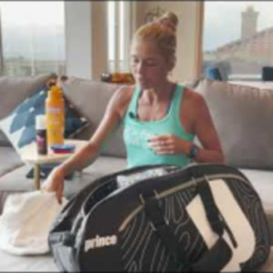 What&#039;s in Simone Jardim&#039;s bag?