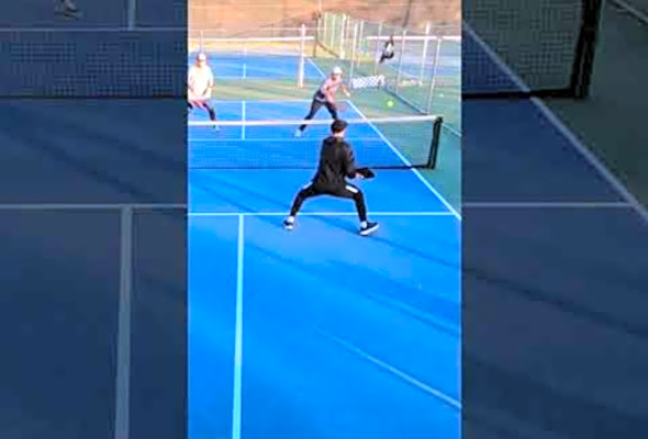 Dink battle, avoiding an Erne, and a lob #pickleball