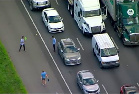 Drivers play pickleball on side of I-75 to pass time after interstate sign collapses