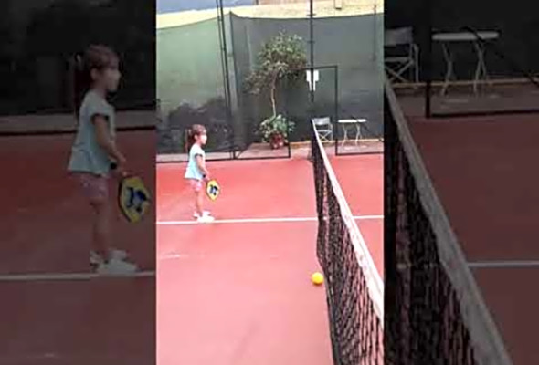 Pickeball nios. El pickleball es ideal para los nios, July tiene 4 aos