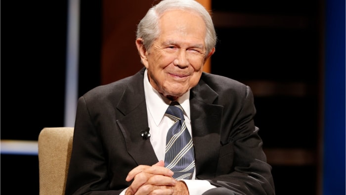TVangelist Pat Robertson Claims Gay Men Spread HIV When Shaking Hands