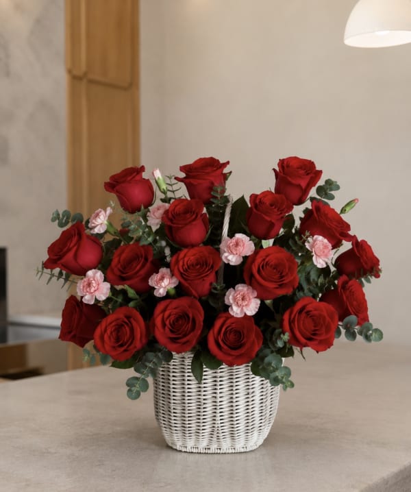 Canasta de rosas rojas