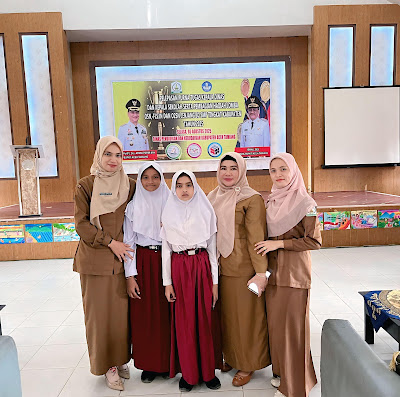 Siswa peraih medali FLS3N berfoto bersama Pengawas dan Guru Pendamping