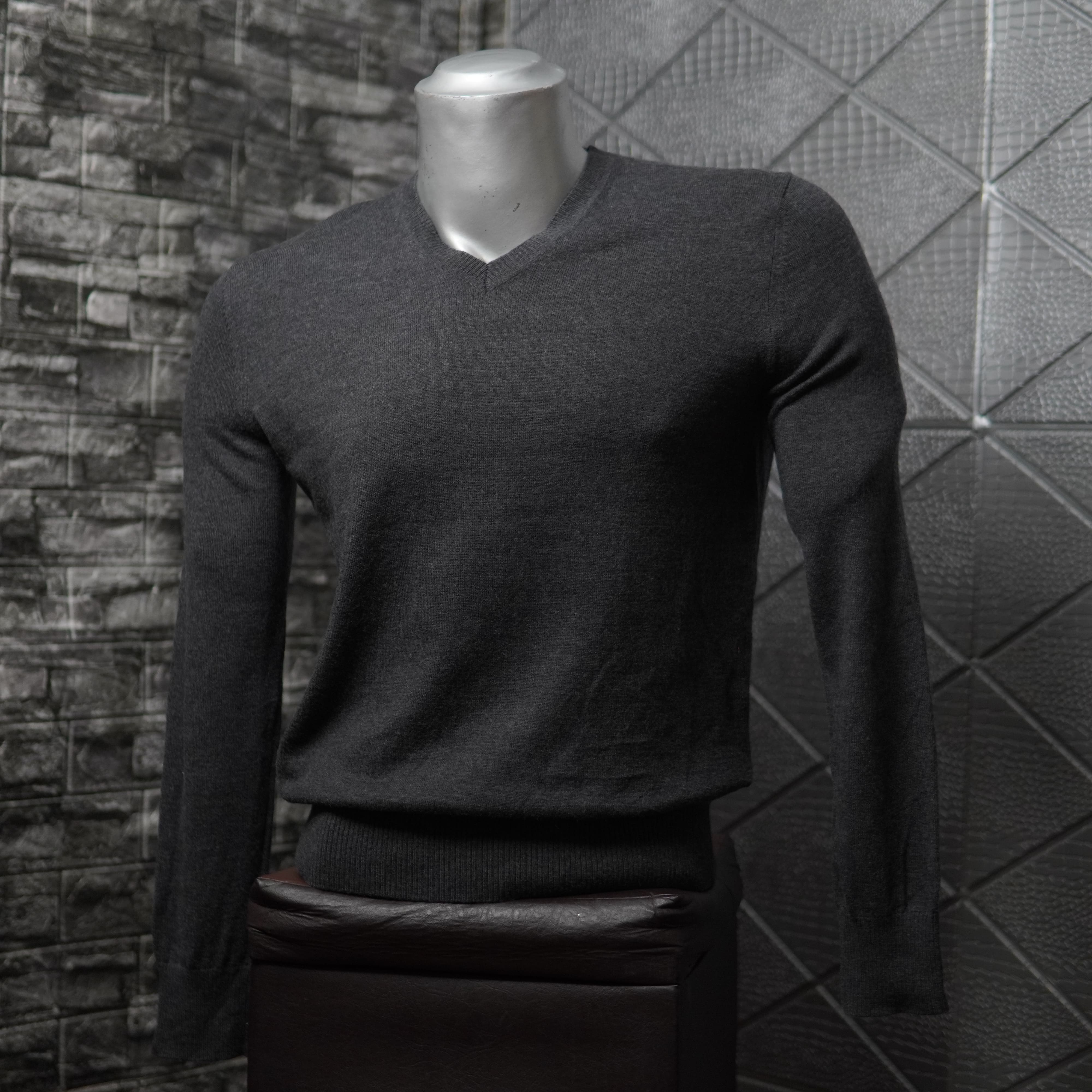 🟡 Suéter cuello en V de lujo 100% Merino Wool Gris Carbón - Talla L