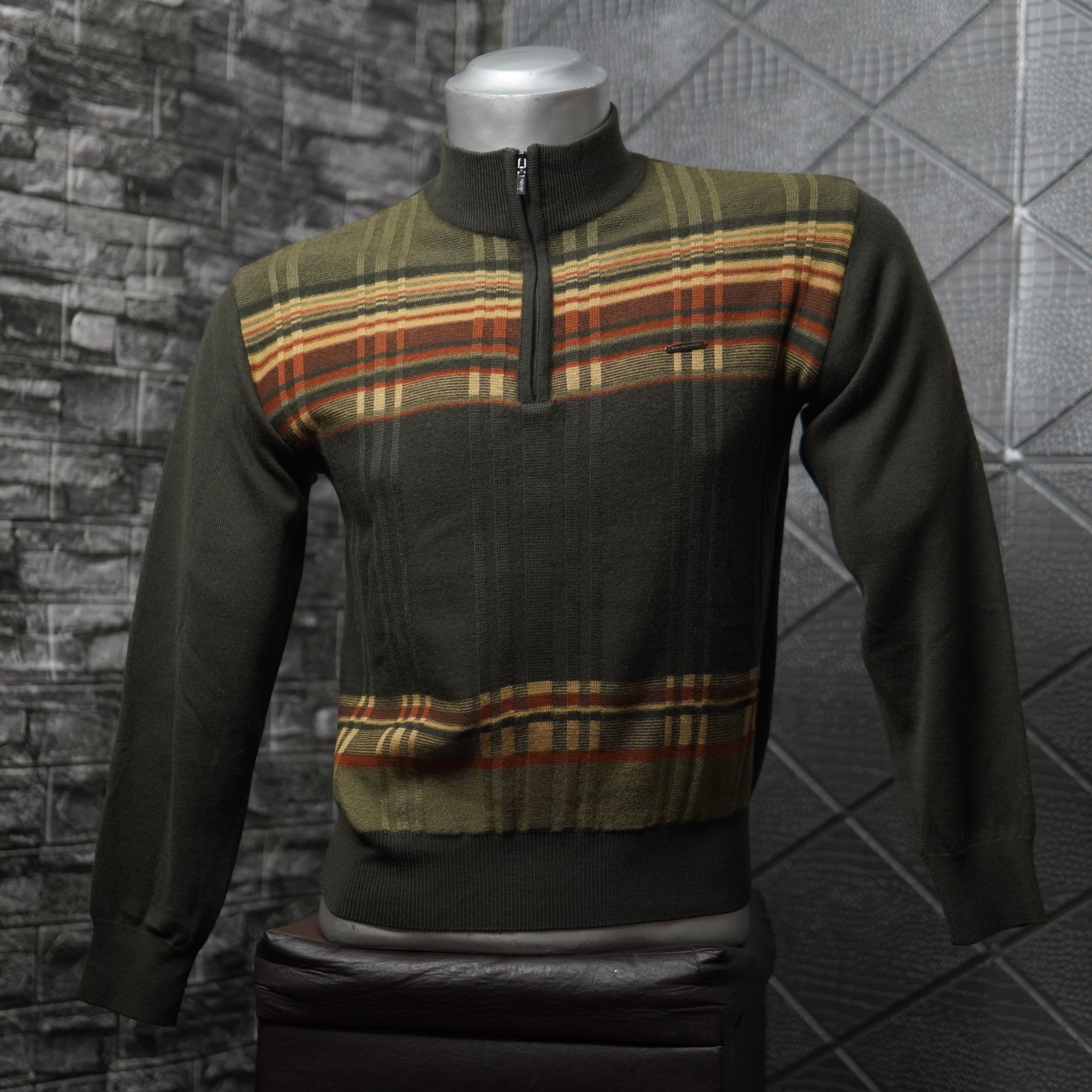 🟡 Suéter preppy con medio cierre y franjas tierra Verde Olivo - Talla L