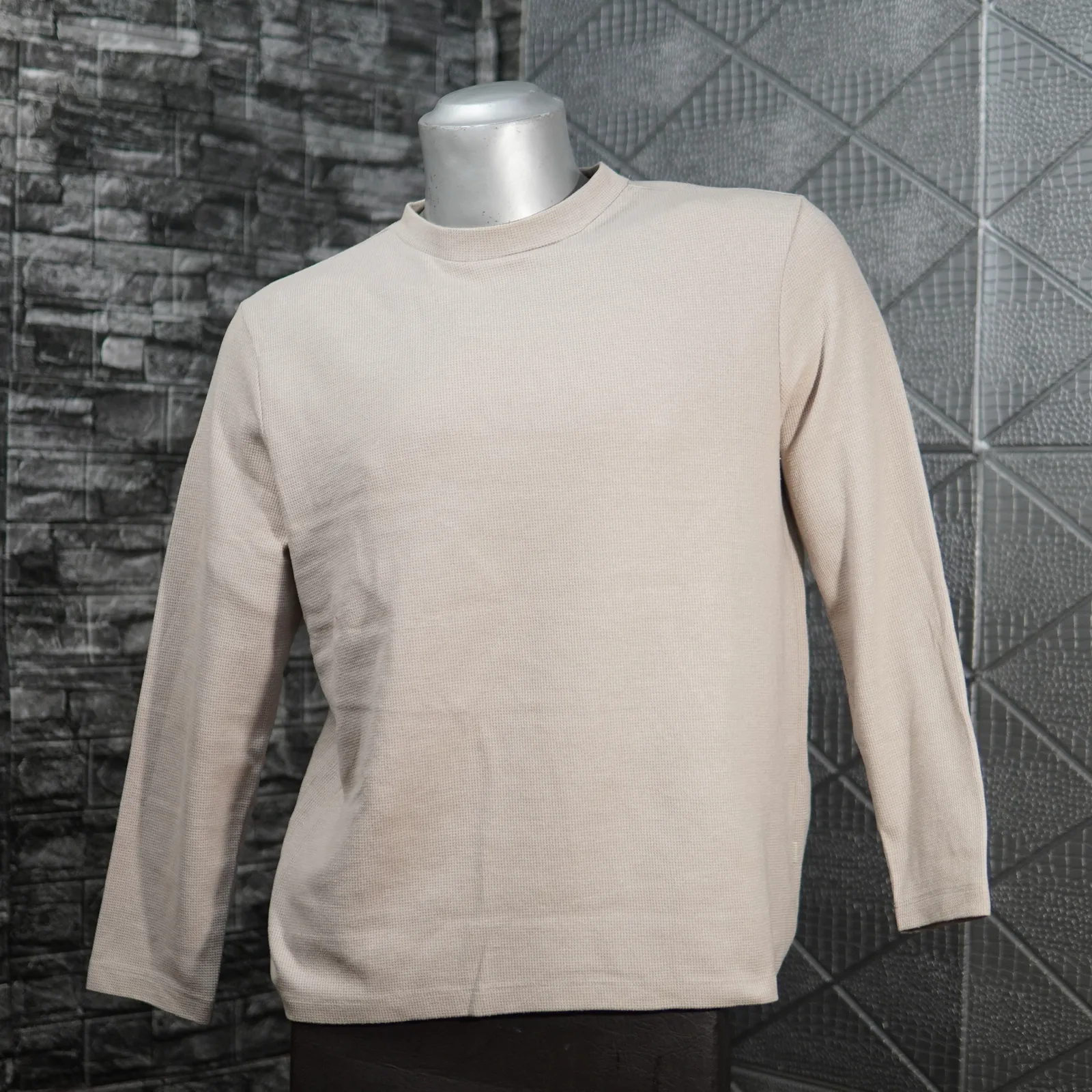 Suéter beige minimalista de cuello redondo