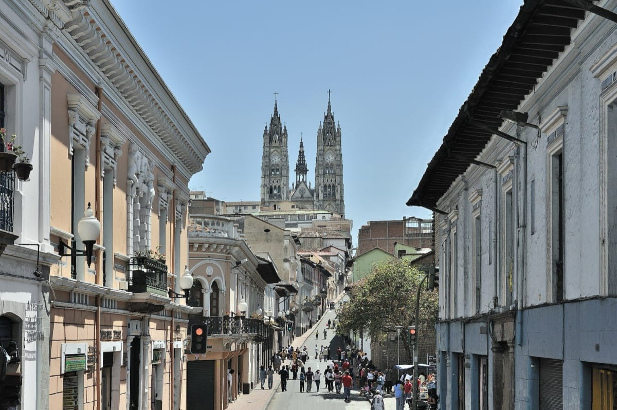 Centro histórico de Quito, com a Basílica do Voto Nacional ao fundo