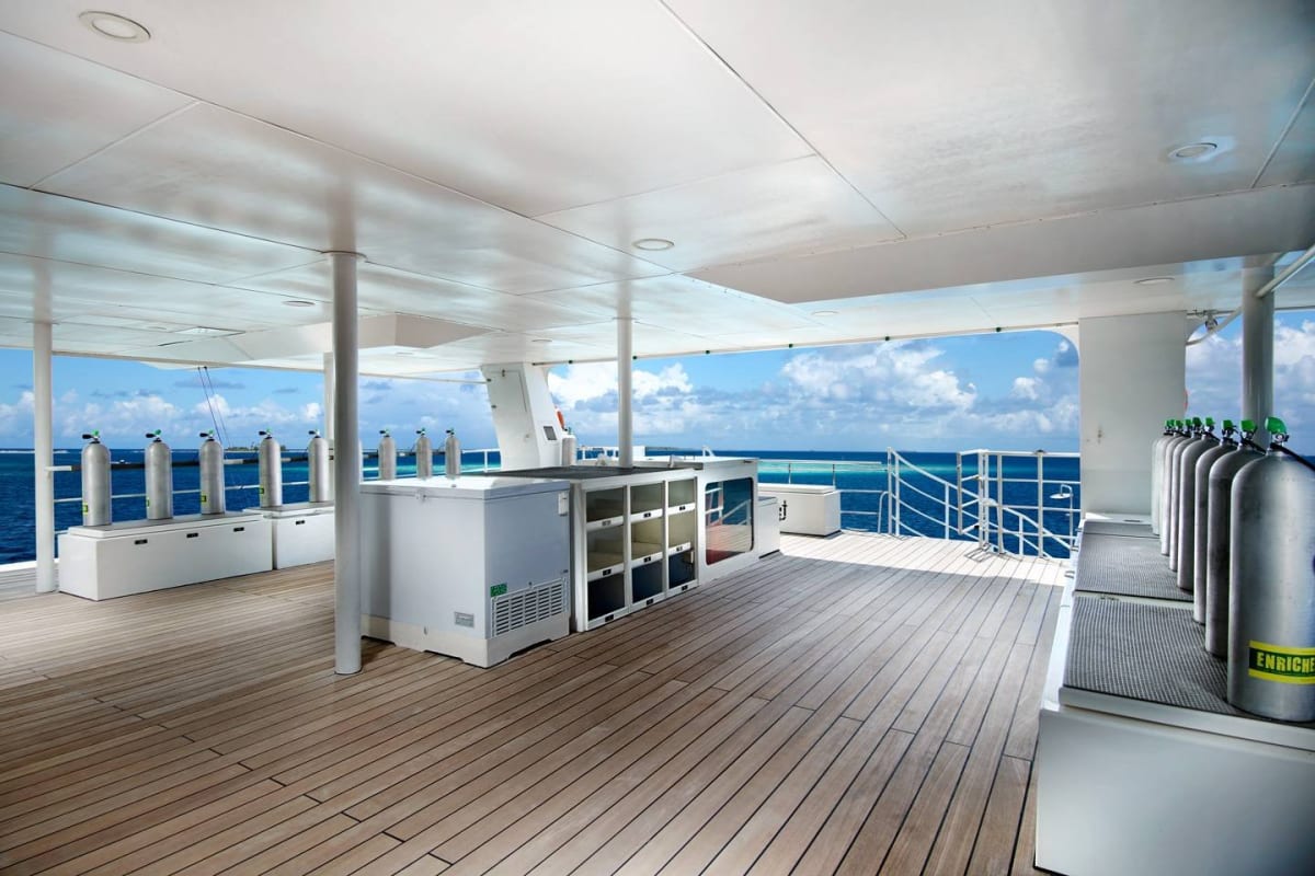 Dive deck do Solitude Adventurer, com espaço de preparação de equipamento