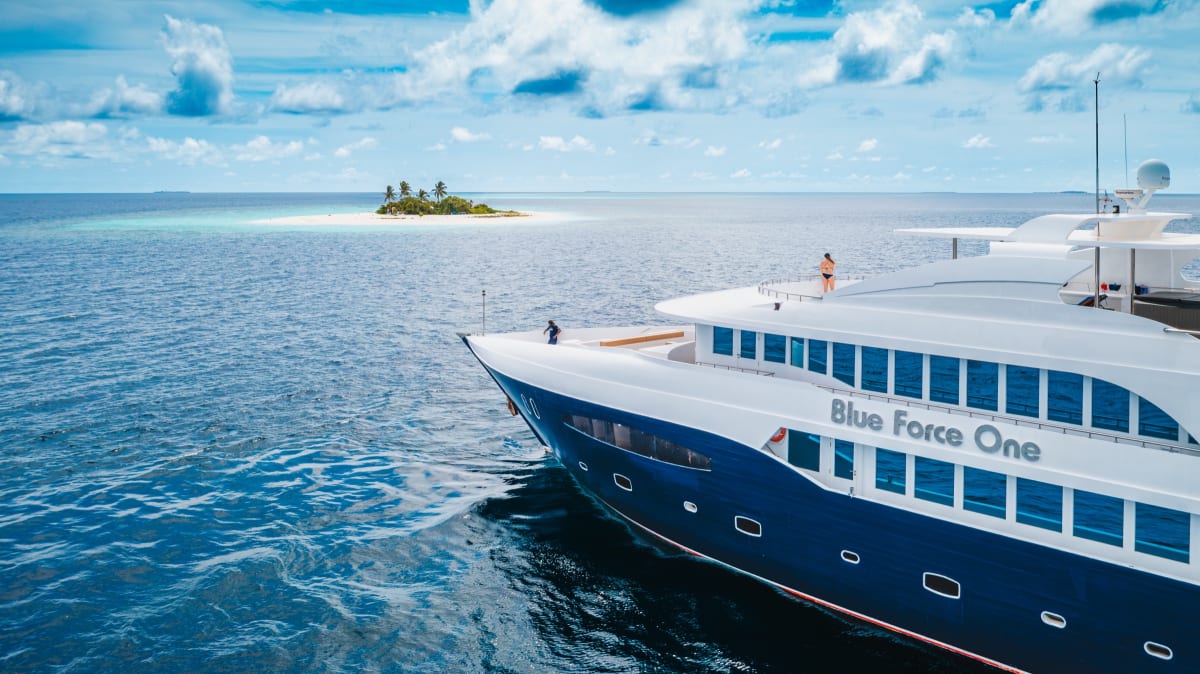 Liveaboard Blue Force One ancorado em águas das Maldivas