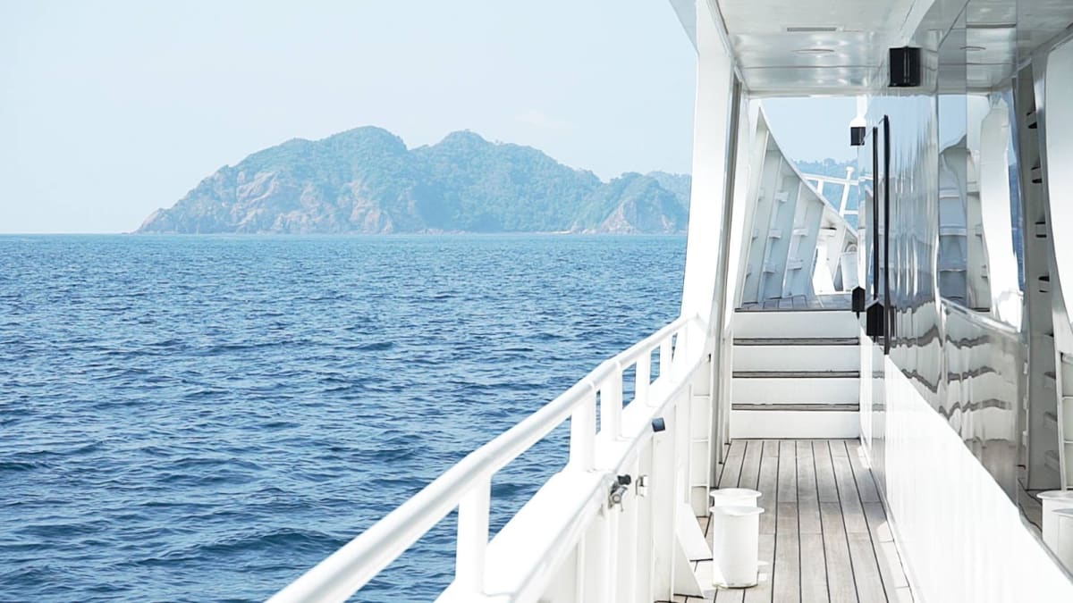 Liveaboard Solitude Adventurer navegando