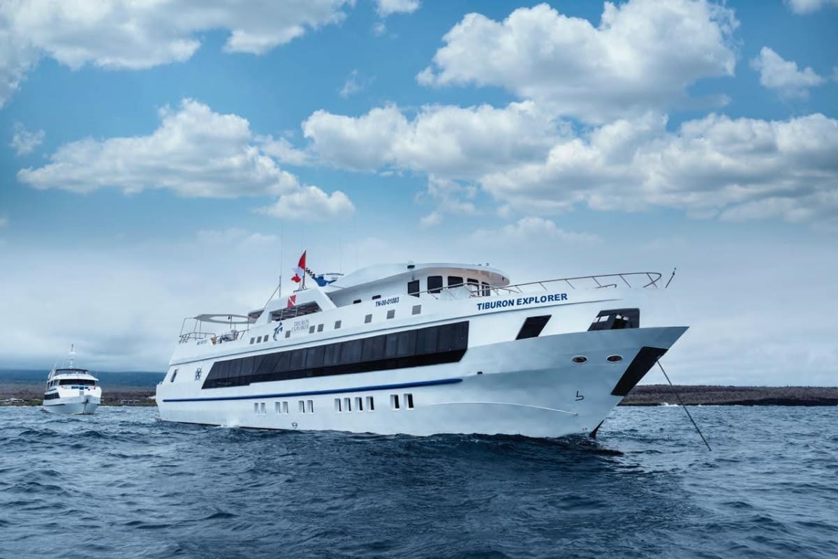 Liveaboard Tiburon Explorer navegando em Galápagos