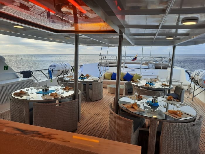 Jantar no deck externo do Tiburon Explorer ao entardecer