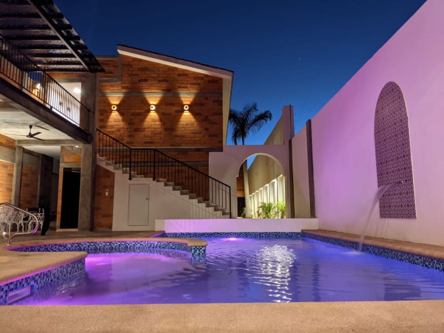Piscina da Villa Carey iluminada à noite