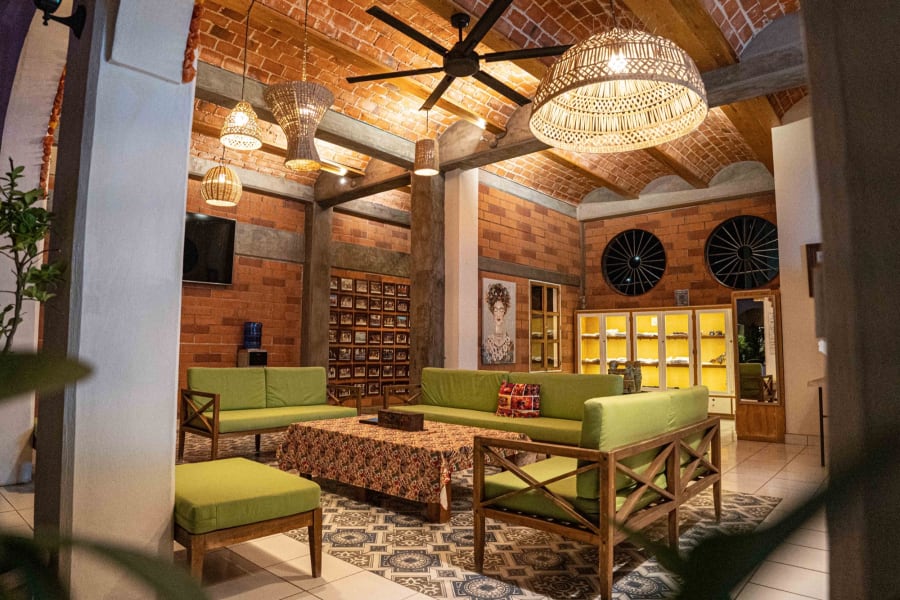 Sala lounge da Villa Carey com sofás e área de convivência